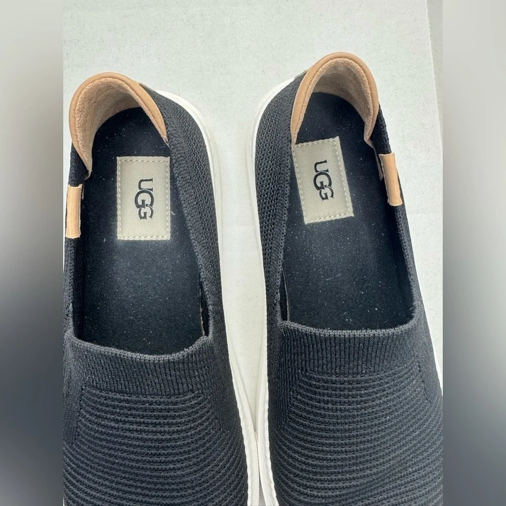 UGG Women’s Sammy Sz 9 Slip-on Sneaker Navy Blue Ribbed Knit.